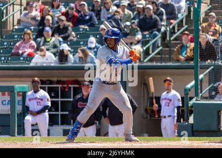 30. April 2022: Syracuse Mets-Outfielder Khalil Lee (24) nimmt eine AT-Fledermaus gegen die Rochester Red Wings. Die Rochester Red Wings veranstalteten die Syracuse Mets im ersten Spiel eines Doppelkopfs in einem Spiel der International League im Frontier Field in Rochester, New York. (Jonathan Tenca/CSM) Stockfoto