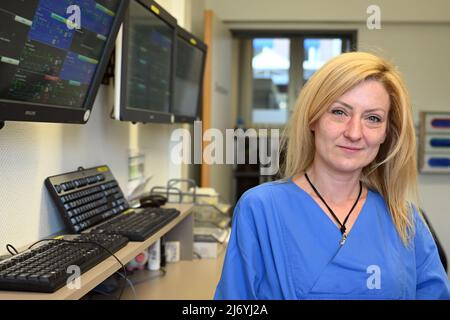 PRODUKTION - 04. Mai 2022, Nordrhein-Westfalen, Neuss: Kateryna Nezhentseva, ukrainische Krankenschwester am Rheinland Klinikum in Neuss, steht auf ihrer Station. Ein Großteil der Flüchtlinge aus der Ukraine sind Frauen, die in den deutschen Arbeitsmarkt integriert werden sollen. Foto: Federico Gambarini/dpa Stockfoto