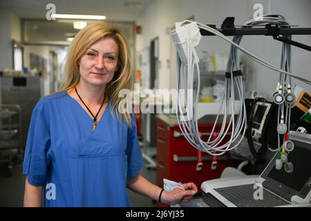 PRODUKTION - 04. Mai 2022, Nordrhein-Westfalen, Neuss: Kateryna Nezhentseva, ukrainische Krankenschwester am Rheinland Klinikum in Neuss, steht auf ihrer Station. Ein Großteil der Flüchtlinge aus der Ukraine sind Frauen, die in den deutschen Arbeitsmarkt integriert werden sollen. Foto: Federico Gambarini/dpa Stockfoto