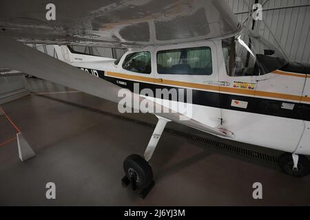 03. Mai 2022, Berlin: Die Cessna des ehemaligen Kreml-Piloten Mathias Rust steht in einem Hangar am Flugplatz Gatow. 35 Jahre nach Mathias Rust' berühmtem Flug nach Moskau ist die Cessna von damals in einer Sonderausstellung in Berlin zu sehen. Ab Mai 6 ist das Flugzeug Teil der Präsentation „Fliegen an der Grenze“ (bis Oktober 30). Die Ausstellung im Militärhistorischen Museum im Flugplatz Gatow handelt von „Spionage, Flucht und Streuflug während des Kalten Krieges“, wie es in der Ankündigung heißt. Foto: Paul Zinken/dpa Stockfoto