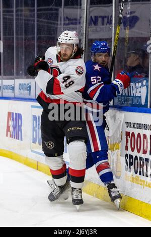 4. Mai 2022: Scott Sabourin (49) von Belleville Senators liefert in der ersten Periode einen Treffer auf den Verteidiger Mitch Eliot (52) von Rochester Americans ab. Die Rochester Americans veranstalteten die Belleville Senators in einem Playoffs-Spiel der American Hockey League Calder Cup in der Blue Cross Arena in Rochester, New York. (Jonathan Tenca/CSM) Stockfoto