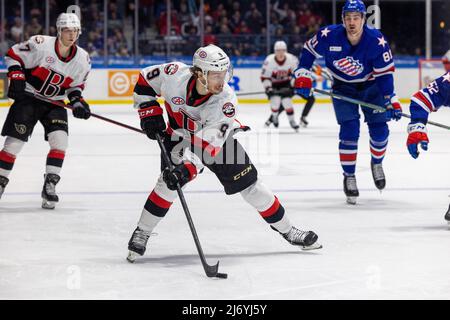 4. Mai 2022: Belleville Senators Forward Jake Lucchini (9) Skates mit dem Puck in der ersten Periode gegen die Rochester Amerikaner. Die Rochester Americans veranstalteten die Belleville Senators in einem Playoffs-Spiel der American Hockey League Calder Cup in der Blue Cross Arena in Rochester, New York. (Jonathan Tenca/CSM) Stockfoto