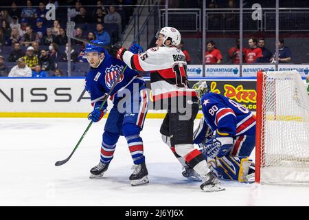 4. Mai 2022: Rochester Amerikaner Verteidiger Casey Fitzgerald (5) und Belleville Senatoren vorwärts Clark Bishop (15) Schlacht in der ersten Periode. Die Rochester Americans veranstalteten die Belleville Senators in einem Playoffs-Spiel der American Hockey League Calder Cup in der Blue Cross Arena in Rochester, New York. (Jonathan Tenca/CSM) Stockfoto