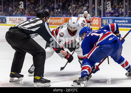 4. Mai 2022: Mark Kastelisch (12) von den Belleville Senatoren tritt in der ersten Periode gegen die Rochester-Amerikaner ins Gesicht. Die Rochester Americans veranstalteten die Belleville Senators in einem Playoffs-Spiel der American Hockey League Calder Cup in der Blue Cross Arena in Rochester, New York. (Jonathan Tenca/CSM) Stockfoto