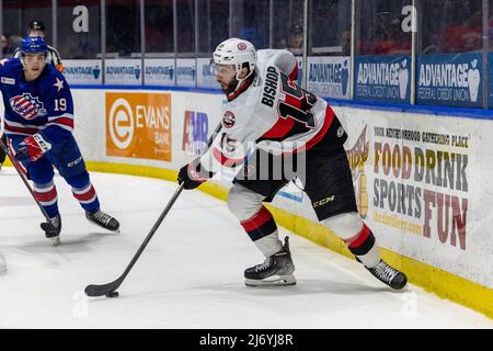 4. Mai 2022: Belleville Senatoren vorwärts Clark Bishop (15) Skates mit dem Puck in der ersten Periode gegen die Rochester Amerikaner. Die Rochester Americans veranstalteten die Belleville Senators in einem Playoffs-Spiel der American Hockey League Calder Cup in der Blue Cross Arena in Rochester, New York. (Jonathan Tenca/CSM) Stockfoto