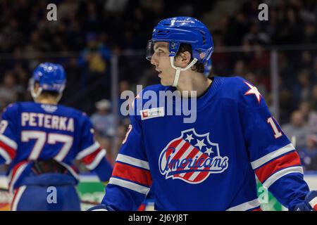 4. Mai 2022: Rochester Americans Forward Peyton Krebs (19) schaut sich in der ersten Periode gegen die Belleville Senatoren um. Die Rochester Americans veranstalteten die Belleville Senators in einem Playoffs-Spiel der American Hockey League Calder Cup in der Blue Cross Arena in Rochester, New York. (Jonathan Tenca/CSM) Stockfoto