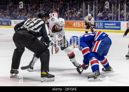 4. Mai 2022: Belleville Senators Clark Bishop (15) takes a face-off against Rochester Americans Forward Peyton Krebs (19) in the first Periode. Die Rochester Americans veranstalteten die Belleville Senators in einem Playoffs-Spiel der American Hockey League Calder Cup in der Blue Cross Arena in Rochester, New York. (Jonathan Tenca/CSM) Stockfoto