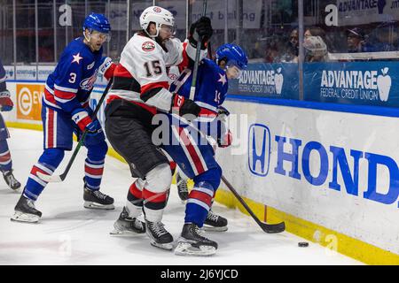 4. Mai 2022: Belleville Senators Clark Bishop (15) kämpft in der ersten Periode um einen losen Puck gegen Rochester, den US-amerikanischen Vorkämpfer Peyton Krebs (19). Die Rochester Americans veranstalteten die Belleville Senators in einem Playoffs-Spiel der American Hockey League Calder Cup in der Blue Cross Arena in Rochester, New York. (Jonathan Tenca/CSM) Stockfoto