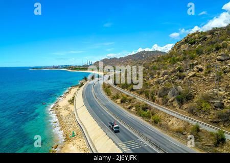 Die Küstenstraße in der Bucht Ca Na, Binh Thuan von oben mit dem Boulevard und der Eisenbahn gesehen, gilt die Küste nahe beieinander als eine schöne Bucht Stockfoto