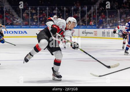 4. Mai 2022: Belleville-Senatoren-Stürmer Cole Reinhardt (23) schießt in der ersten Periode gegen die Rochester-Amerikaner. Die Rochester Americans veranstalteten die Belleville Senators in einem Playoffs-Spiel der American Hockey League Calder Cup in der Blue Cross Arena in Rochester, New York. (Jonathan Tenca/CSM) Stockfoto