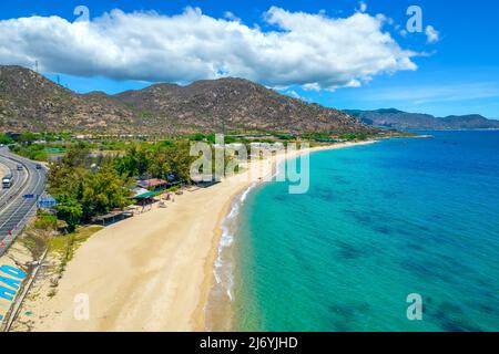 Die Küstenstraße in der Bucht Ca Na, Binh Thuan von oben mit dem Boulevard und der Eisenbahn gesehen, gilt die Küste nahe beieinander als eine schöne Bucht Stockfoto