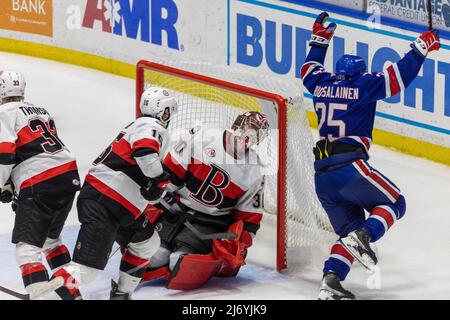 4. Mai 2022: Rochester Americans Forward Arttu Ruotsalainen (25) feiert, nachdem er das Spiel in Überstunden gegen die Belleville Senators gewonnen hat. Die Rochester Americans veranstalteten die Belleville Senators in einem Playoffs-Spiel der American Hockey League Calder Cup in der Blue Cross Arena in Rochester, New York. (Jonathan Tenca/CSM) Stockfoto