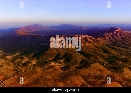 Wilpena Pound in den Flinders Ranges in Südaustralien - bei Sonnenaufgang - Luftaufnahme Stockfoto