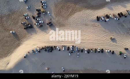 (ANMERKUNG DER REDAKTION: Bild aufgenommen mit Drohne)Blick auf die Arar-Wüste mit Dutzenden geparkten Autos. (Foto von Islam Alatrash / SOPA Images/Sipa USA) Stockfoto