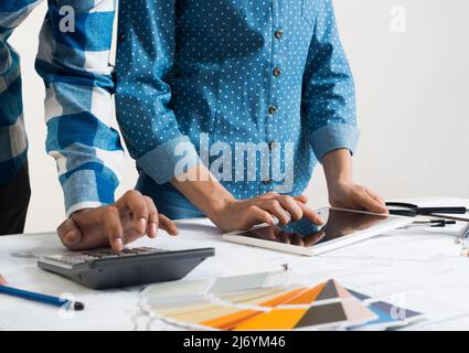 Designer arbeiten mit Farbfeldern Stockfoto