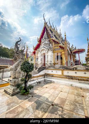 Wat Phrathat Suthon Mongkhon Khiri Tempelkomplex in Phrae, Thailand Stockfoto