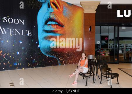 Nevada USA September 4, 2021 Eine schöne sitzende Dame posiert für ein Foto im Hauptgang der Shoppes am Mandalay Place Las Vegas Stockfoto