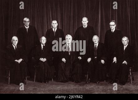 Offizielles Gruppenportrait des Obersten Gerichtshofs der USA am 23. Januar 1971. Dieses Gericht hörte später das erste Argument im Abtreibungsverfahren Roe gegen Wade am 13. Dezember 1971. Der Fall wurde am 11. Oktober 1972 neu argumentiert, wobei die pensionierten Richter Black und Harlan durch die Richter Powell und Rehnquist ersetzt wurden. Row gegen Wade wurde am 22. Januar 1973 beschlossen. Stockfoto