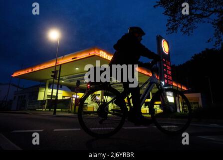 05. Mai 2022, Baden-Württemberg, Stuttgart: Ein Radfahrer fährt an einer Shell-Tankstelle vorbei. Foto: Marijan Murat/dpa Stockfoto