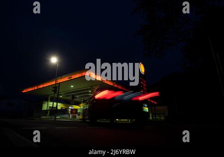 05. Mai 2022, Baden-Württemberg, Stuttgart: Ein Auto fährt in eine Shell-Tankstelle. Foto: Marijan Murat/dpa Stockfoto