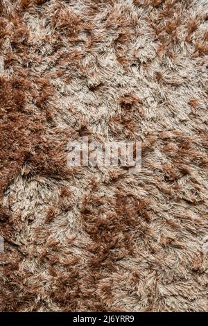 Brauner Stoffteppich mit langem Florstruktur Hintergrund Stockfoto