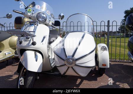 Klassischer Motorroller trifft sich in Skegness, Lincolnshire, Großbritannien Stockfoto