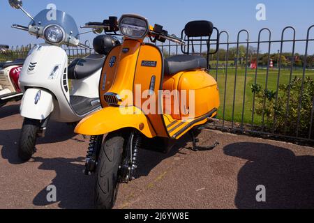 Klassischer Motorroller trifft sich in Skegness, Lincolnshire, Großbritannien Stockfoto