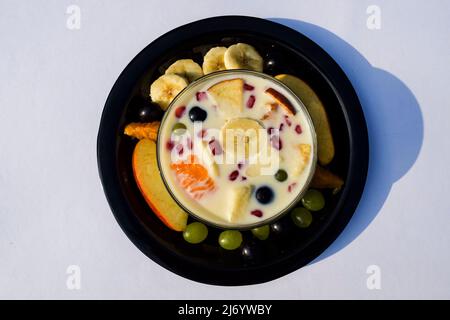 Eine Schüssel cremiger Obstsalat auf Custard-Basis Dessert beliebtes Rezept Stockfoto