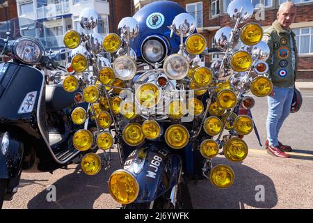 Klassischer Motorroller mit vielen Lampen an der Front in Skegness, Lincolnshire, UK Stockfoto