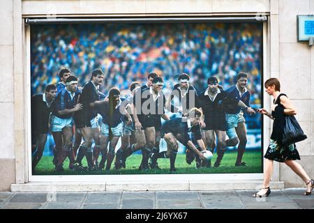 Paris, Leute, die an einem großen Poster vorbeikommen, während das französische Rugby-Team spielt (2009) Stockfoto