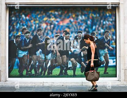 Paris, Leute, die an einem großen Poster vorbeikommen, während das französische Rugby-Team spielt (2009) Stockfoto