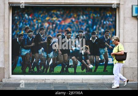 Paris, Leute, die an einem großen Poster vorbeikommen, während das französische Rugby-Team spielt (2009) Stockfoto