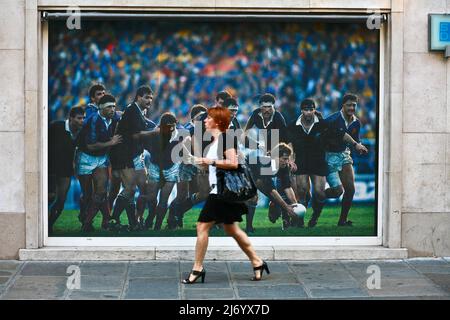 Paris, Leute, die an einem großen Poster vorbeikommen, während das französische Rugby-Team spielt (2009) Stockfoto