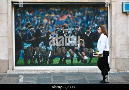 Paris, Leute, die an einem großen Poster vorbeikommen, während das französische Rugby-Team spielt (2009) Stockfoto