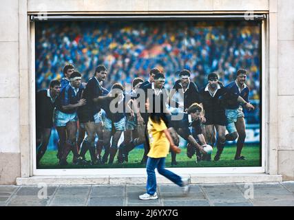 Paris, Leute, die an einem großen Poster vorbeikommen, während das französische Rugby-Team spielt (2009) Stockfoto