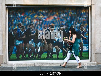 Paris, Leute, die an einem großen Poster vorbeikommen, während das französische Rugby-Team spielt (2009) Stockfoto