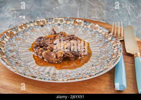Ragout von Hühnerherzen mit schwarzem Knoblauch. Französische Gourmetküche. Stockfoto