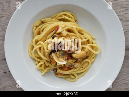 Spaghetti allo scoglio (Spaghetti mit Meeresfrüchten). Italienische Pasta mit Muscheln, Garnelen und Muscheln. Stockfoto