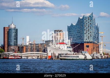 Skyline der hafencity in hamburg mit Blick auf die Überseebrücke mit einem berühmten alten Frachter und der elbphilharmonie im Hintergrund Stockfoto