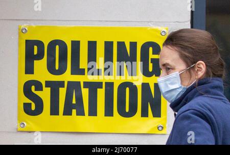 Die Wähler kommen im Wahllokal im Agape Centre Belfast im Wahlkreis Belfast South an, um bei den Wahlen zur NI-Versammlung 2022 ihre Stimme abzugeben. Bilddatum: Donnerstag, 5. Mai 2022. Stockfoto