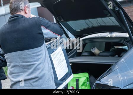 Brentwood Essex 5.. Mai 2022 Wahlmitarbeiter kommen im Bardswell Social Club, Brentwood Essex, an, um vor den heutigen Kommunalwahlen ein Wahllokal einzurichten Credit Ian DavidsonAlamy Live News Stockfoto