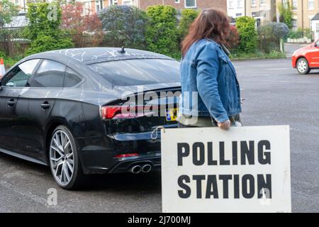 Brentwood Essex 5.. Mai 2022 Wahlmitarbeiter kommen im Bardswell Social Club, Brentwood Essex, an, um vor den heutigen Kommunalwahlen ein Wahllokal einzurichten Credit Ian DavidsonAlamy Live News Stockfoto