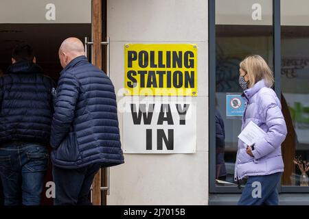 Die Wähler kommen im Wahllokal im Agape Centre Belfast im Wahlkreis Belfast South an, um bei den Wahlen zur NI-Versammlung 2022 ihre Stimme abzugeben. Bilddatum: Donnerstag, 5. Mai 2022. Stockfoto