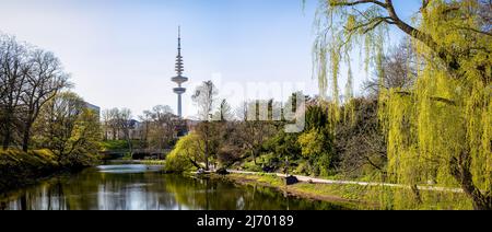 Horizontaler Weitwinkel-Panoramablick vom alten Haupteingang des gartens planten un blomen im wallgraben bis zum berühmten heinrich-Hertz-Fernsehturm Stockfoto