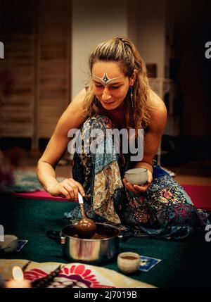 Kakaozeremonie, herzöffnende Medizin. Stockfoto