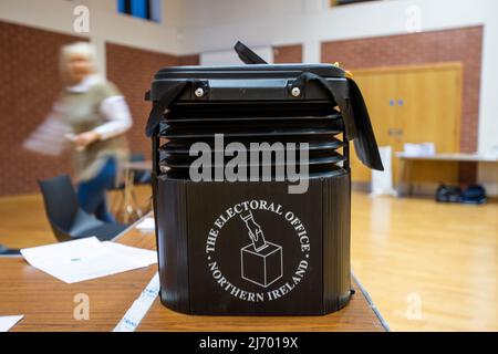 Eine Wahlurne für Nordirland im Wahllokal Agape Centre Belfast im Wahlkreis Belfast South, wo die Vorbereitungen für die Wahlen zur nordirischen Versammlung 2022 laufen. Bilddatum: Donnerstag, 5. Mai 2022. Stockfoto