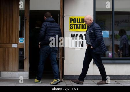 Die Wähler kommen im Wahllokal im Agape Centre Belfast im Wahlkreis Belfast South an, um bei den Wahlen zur NI-Versammlung 2022 ihre Stimme abzugeben. Bilddatum: Donnerstag, 5. Mai 2022. Stockfoto