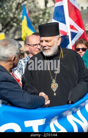 Bischof Kenneth Nowakowski und der Londoner Bürgermeister Sadiq Khan bei der Londoner Kundgebung zur Ukraine in London, aus Protest gegen die russische Invasion in die Ukraine. Stockfoto