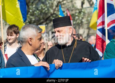 Bischof Kenneth Nowakowski und der Londoner Bürgermeister Sadiq Khan bei der Londoner Kundgebung zur Ukraine in London, aus Protest gegen die russische Invasion in die Ukraine. Stockfoto