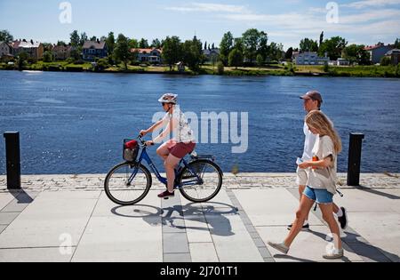 Umea, Norrland Schweden - 16. Juni 2020: Radfahrer und Fußgänger an der Strandpromenade Stockfoto